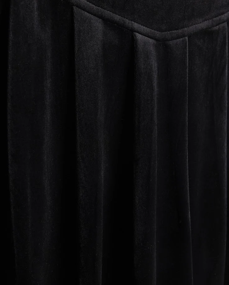 PAPILLON BLACK VELOUR V WAIST PLEAT SKIRT [FINAL SALE] - Image 2