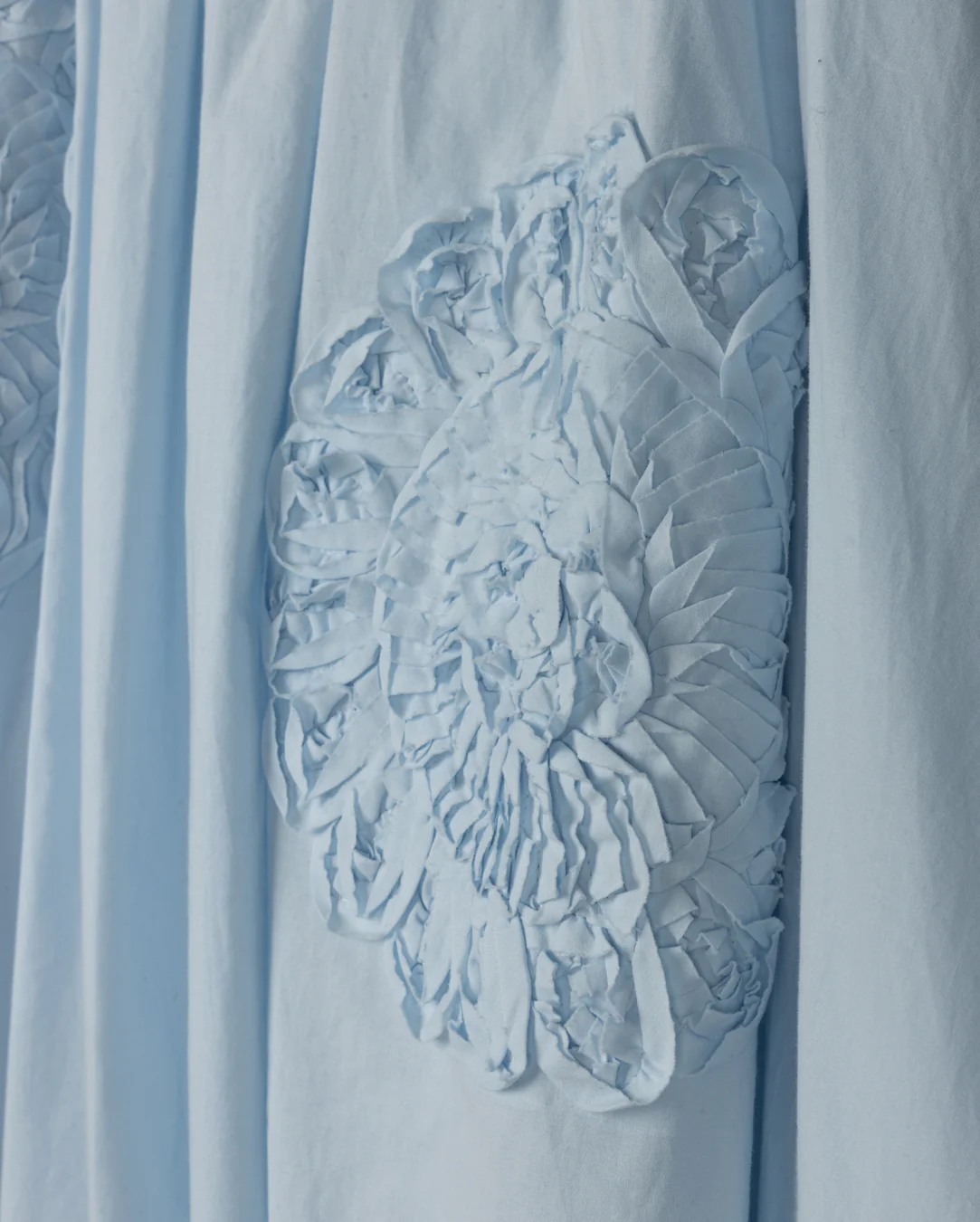TUSTELLO LIGHT BLUE POPLIN FLOWER APPLIQUE SKIRT [FINAL SALE] - Image 2